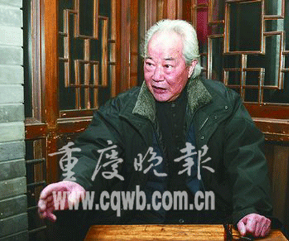 古稀之年的肖化向重慶晚報(bào)記者講述擺龍門(mén)陣的技巧