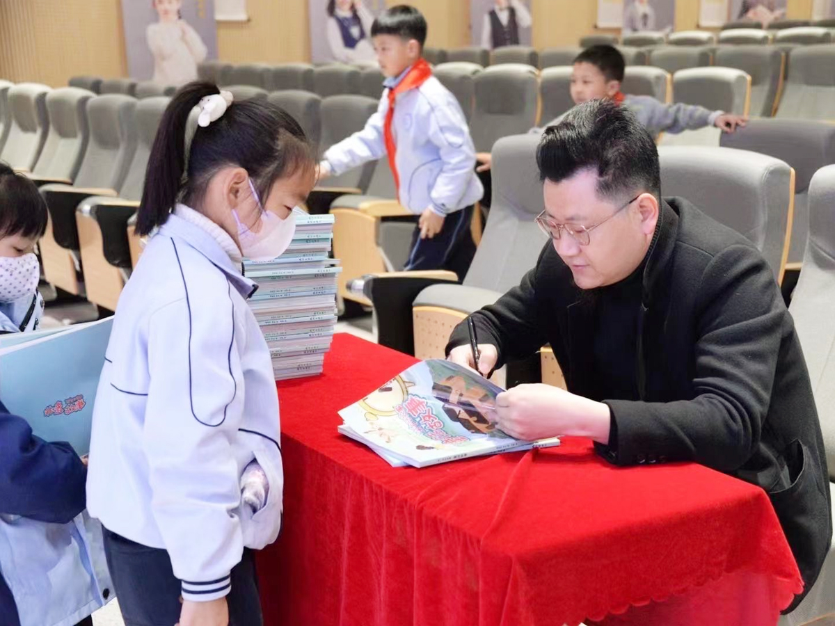 故事名家潘曉煒在浙江外國語學(xué)院附屬云會(huì)小學(xué)為小學(xué)生們贈(zèng)送故事書籍
