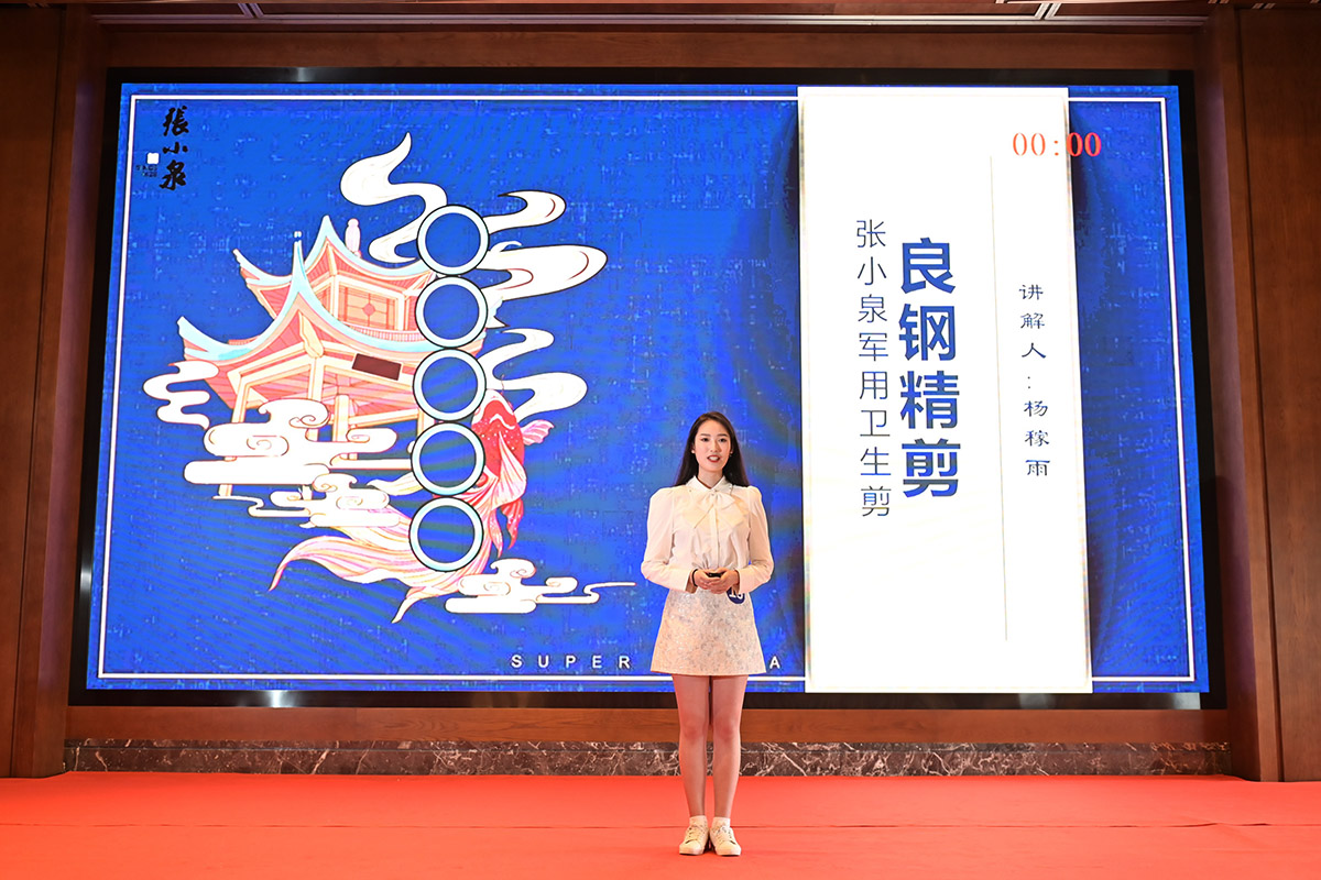 杭州工藝美術博物館志愿者楊稼雨講解《良鋼精剪——張小泉軍用衛(wèi)生剪》