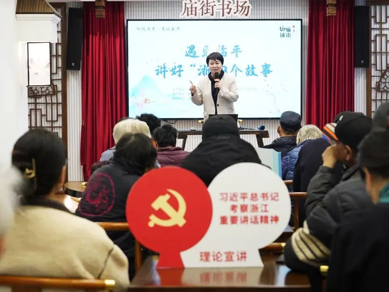 故事名家孫惠華在臨平街道廟東社區(qū)廟街書場為老百姓講故事