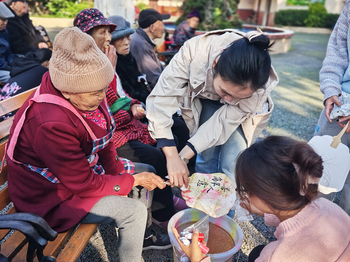 養(yǎng)老院關(guān)愛老人活動